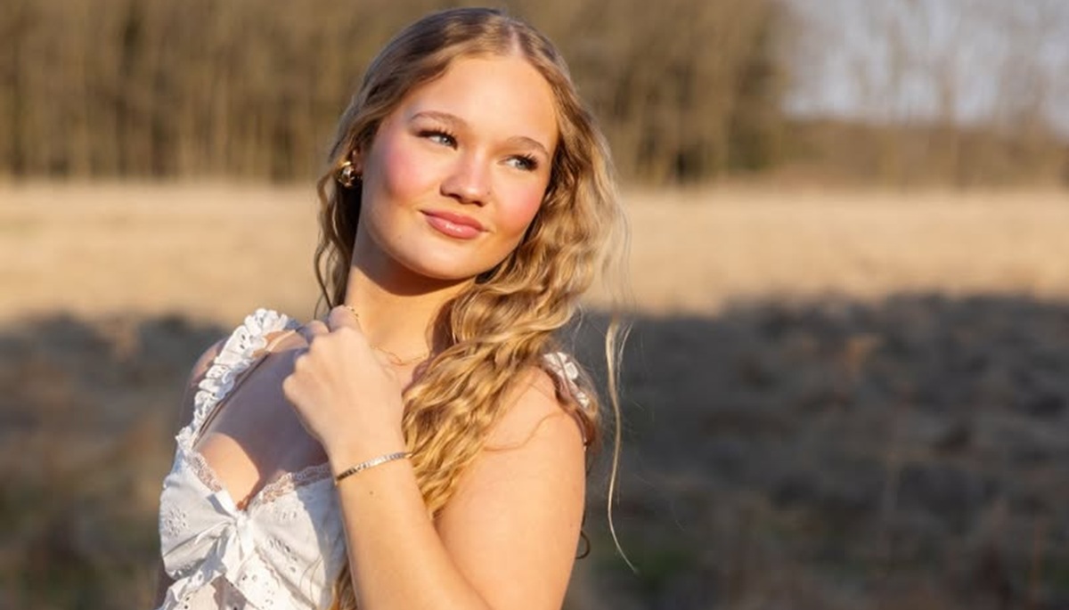 Newark Redhawks Softball Player Zoe Stechell Dies at 18, Leaving Her Parents and 3 Sisters